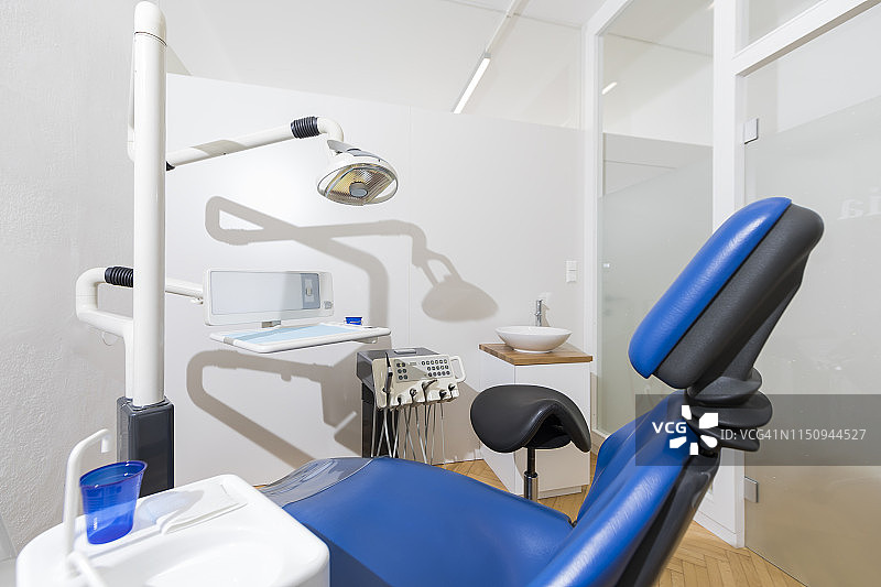 牙科诊所-治疗室-牙科椅图片素材