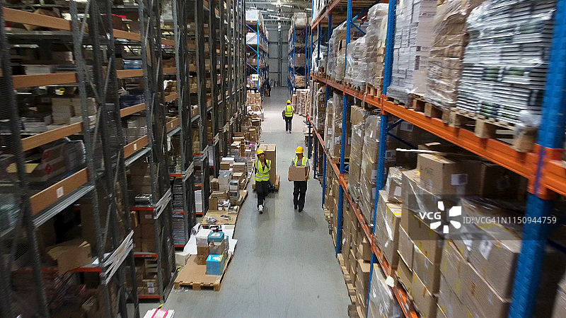 仓库团队检查库存并搬运箱子图片素材