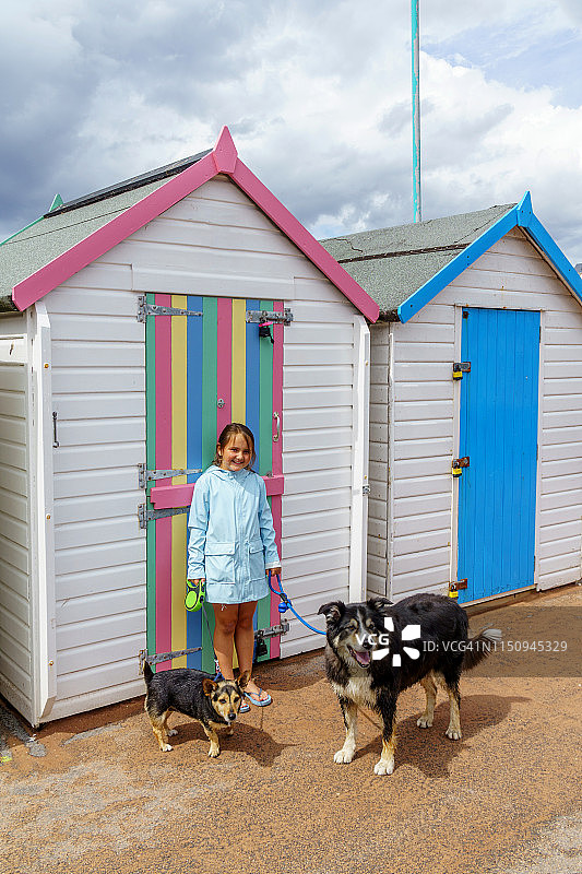 十岁女孩遛狗图片素材