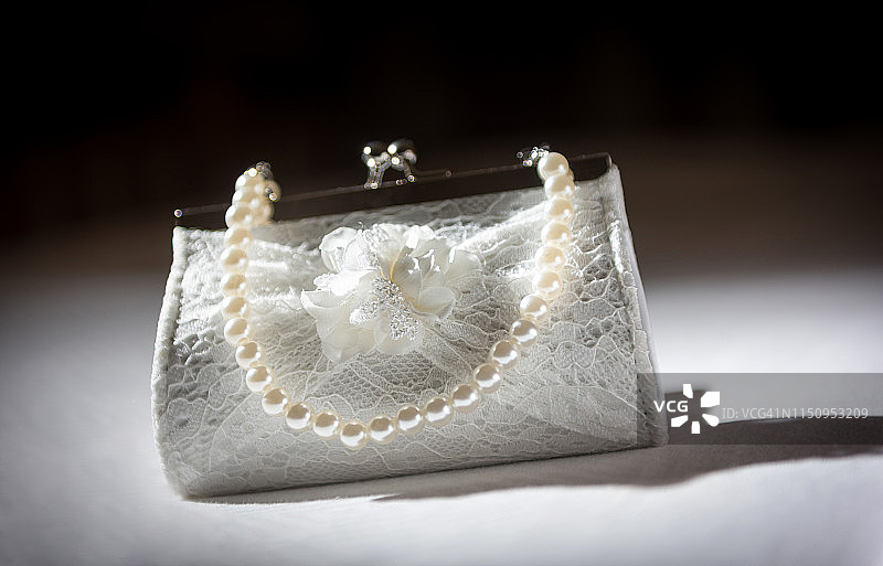 带有珍珠和蕾丝的白色手拿包图片素材