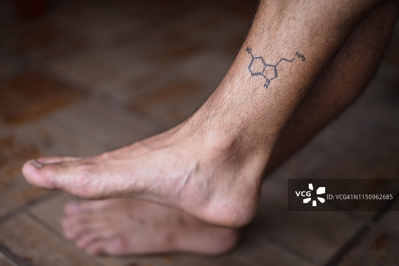 男人小腿上的血清素分子纹身图片素材