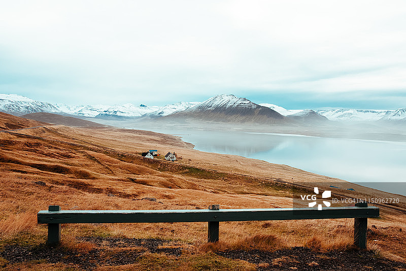 冰岛埃斯基峡湾的山脉背景图片素材