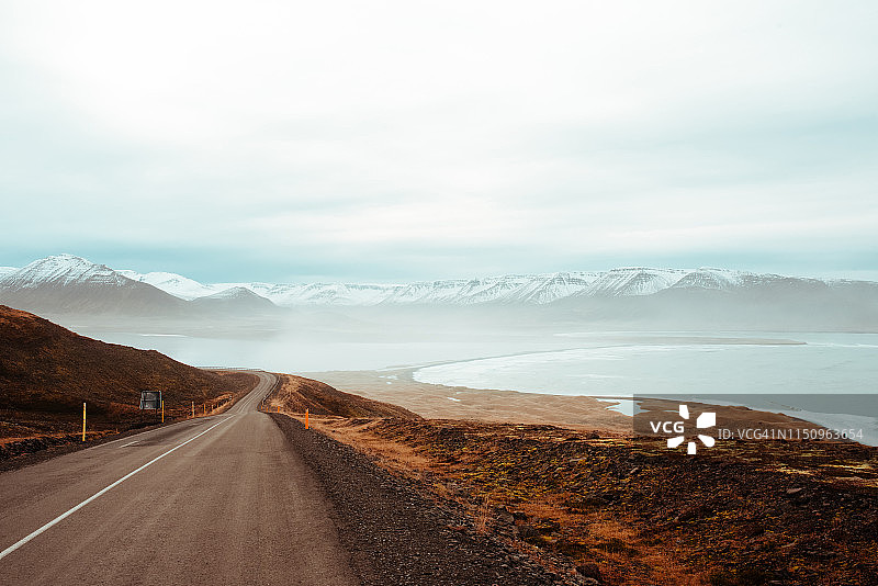 通往冰岛埃斯基菲厄泽山脉的道路图片素材