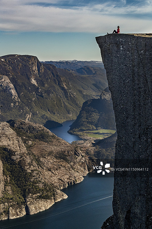 徒步者在挪威吕瑟峡湾的Preikestolen（布道石）悬崖顶欣赏美景，斯塔万格图片素材