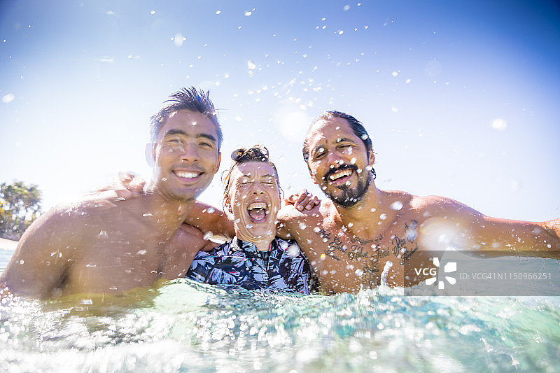 朋友在菲律宾伊罗戈省北部的帕古德普海中嬉戏图片素材