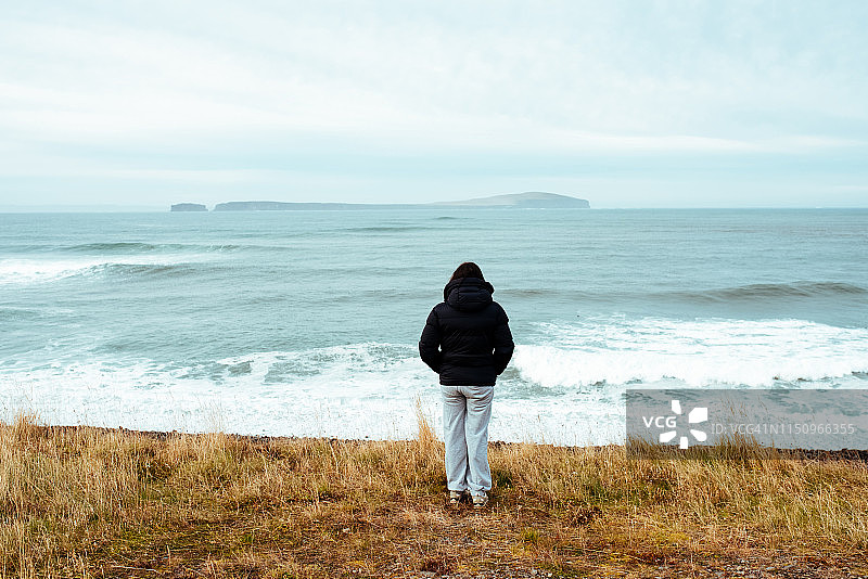 游客在冰岛Sudur-Mulasysla的Eskifj图片素材