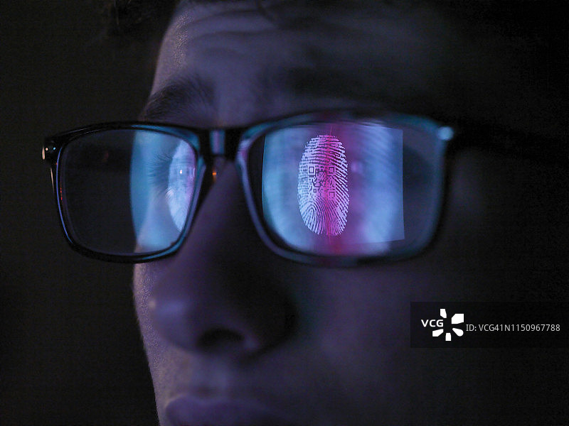 网络安全：电脑屏幕上扫描访问信息的眼镜反射图片素材