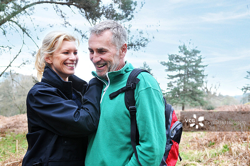 情侣在英国肯特郡汤布里奇韦尔斯的森林里图片素材