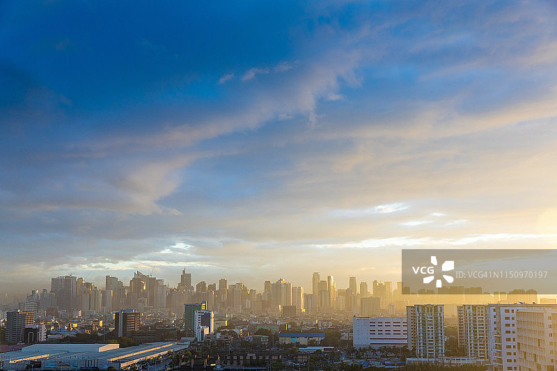 菲律宾马尼拉日落时分的城市天际线图片素材