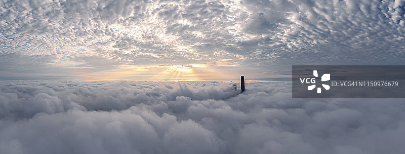 上海天际线在浓雾中图片素材