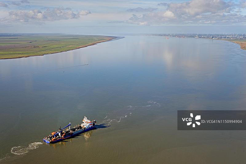 易北河上的HAM 313吸 Dredger，德国石勒苏益格-荷尔斯泰因州布伦斯比特尔图片素材