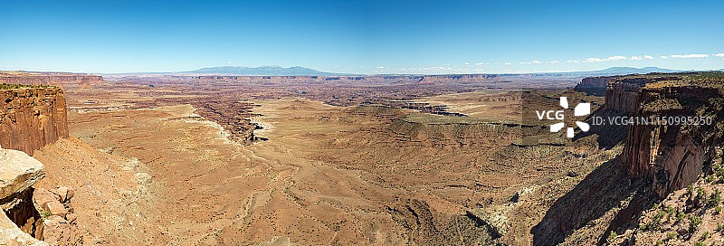 美国犹他州峡谷地国家公园,绿色河流的崎岖峡谷,峡谷景观,侵蚀地貌,岩层,纪念碑盆地,白色边缘,空中岛屿图片素材