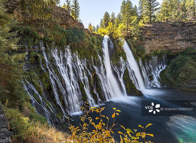 美国加利福尼亚州麦克阿瑟-伯尼瀑布纪念州立公园长时曝光瀑布图片素材