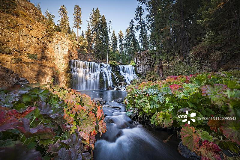 米德尔瀑布，秋季瀑布，麦克劳德河，美国加利福尼亚州锡斯基尤县图片素材