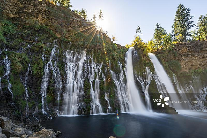 美国加州麦克阿瑟-伯尼瀑布纪念州立公园的太阳星瀑布长曝光图片素材