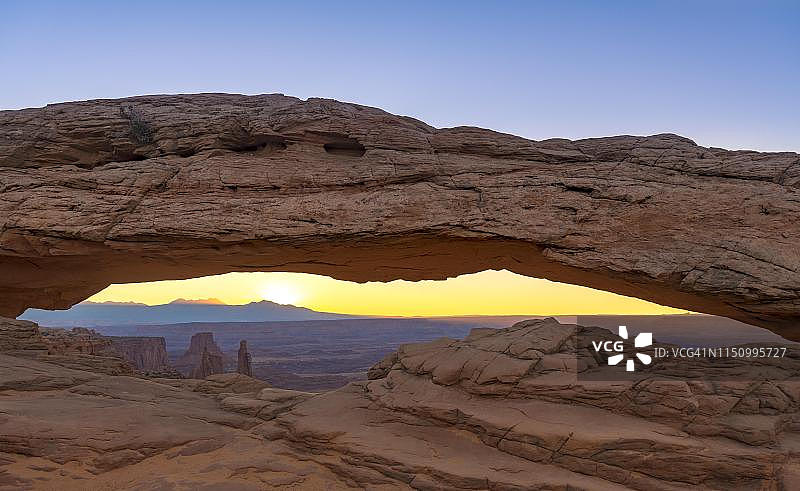 透过天然拱门，梅萨拱门，日出，大观景点路，空中岛屿，峡谷地国家公园，摩押，犹他州，美国图片素材