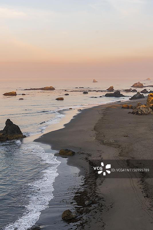美国俄勒冈州哈里斯海滩州立公园岩石岛屿海岸日出景观图片素材