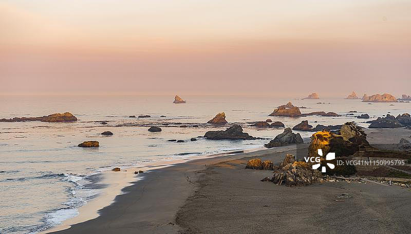 美国俄勒冈州哈里斯海滩州立公园岩石岛屿海岸日出景观图片素材
