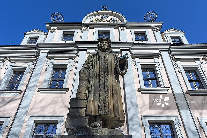 梅兰希通体育馆前的哲学家梅兰希通（1497-1560）雕像，德国巴伐利亚州中弗兰肯纽伦堡图片素材