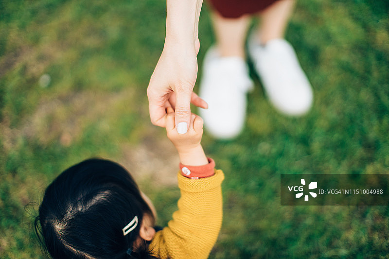 母亲在公园与女儿放松的温馨特写图片素材