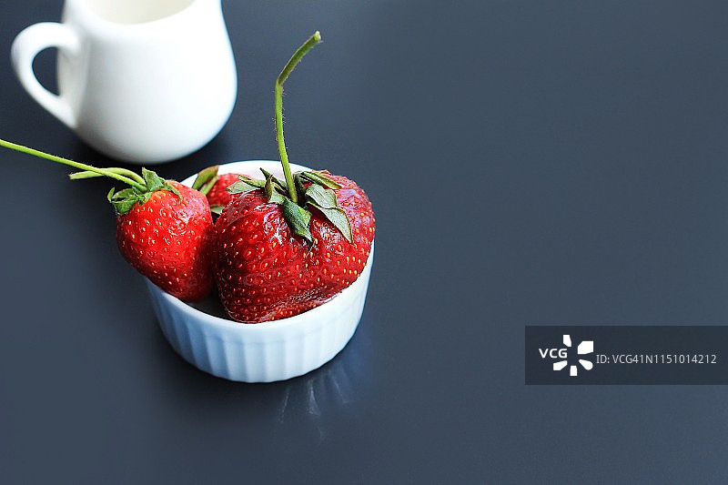陶瓷碗中的新鲜红色草莓图片素材