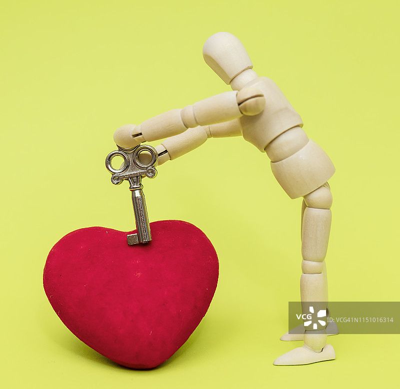 拿着小钥匙的模特。通往你心灵的钥匙图片素材