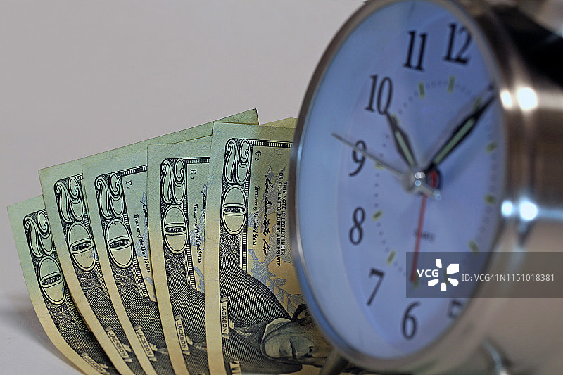 时间就是金钱 - 白色背景上的五张美国二十美元钞票和时钟图片素材