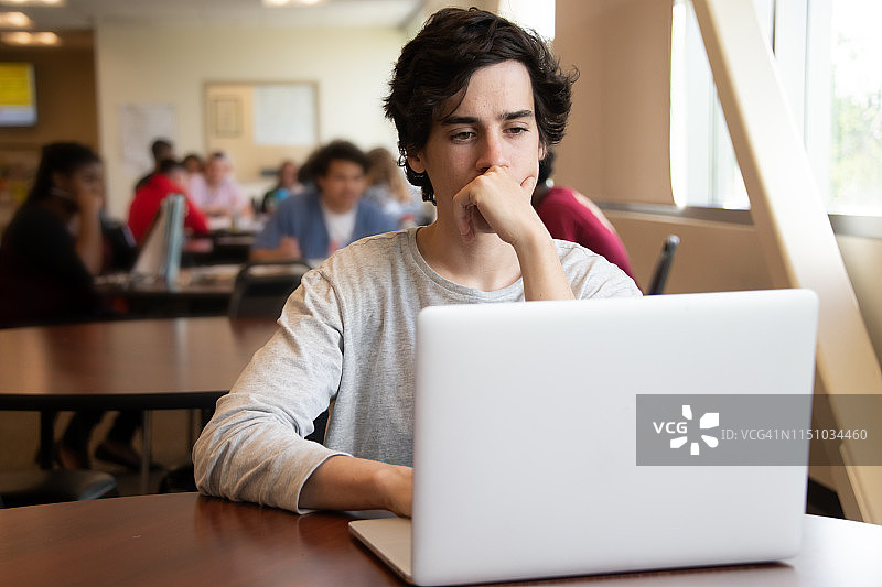 专注的男大学生图片素材