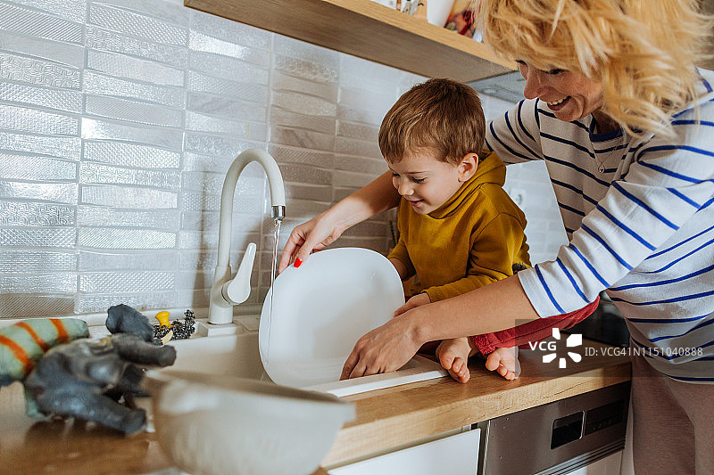 和妈妈一起洗碗图片素材