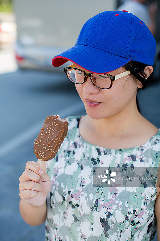 在挪威隆享受冰冷的甜点图片素材