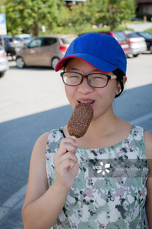 在挪威隆享受冰冷的甜点图片素材