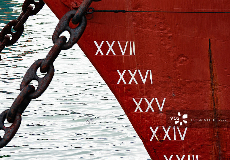 旧帆船上的弓、锚链和深度标记图片素材