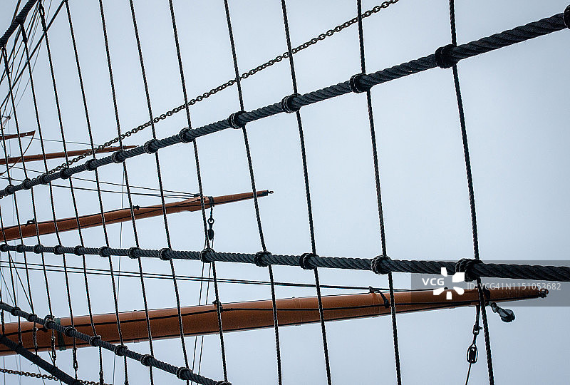 旧帆船上的桅杆和索具图片素材