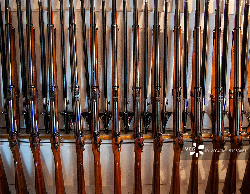 旧步枪和剑已准备就绪图片素材
