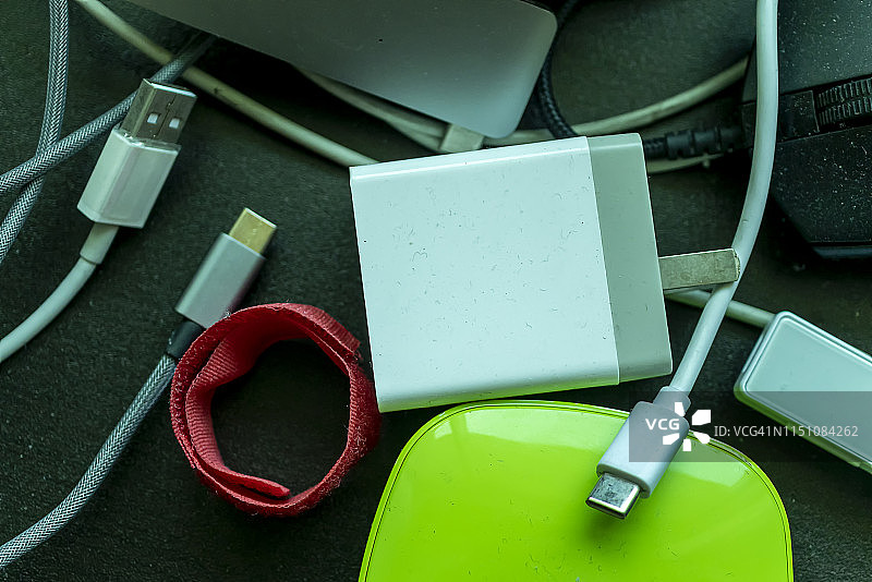 带灰尘的电子设备和充电线图片素材