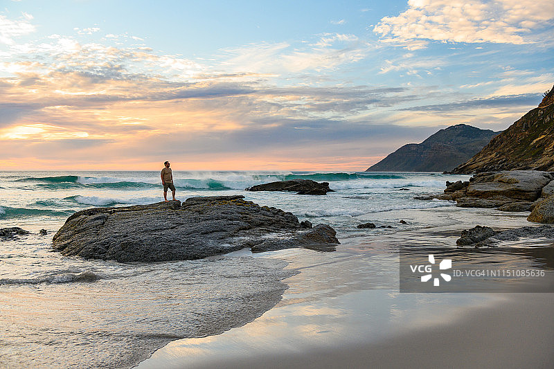 男子在南非开普敦诺德霍克的岩石海滩上图片素材