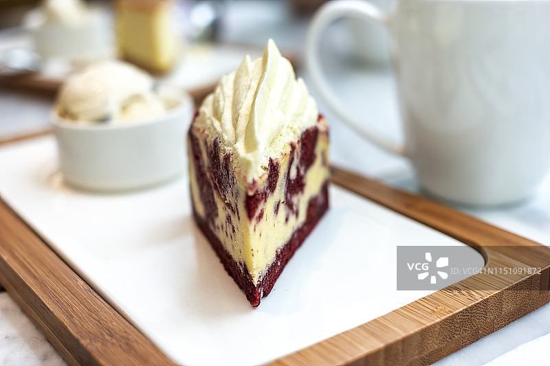 高档餐厅的桌子上放着蛋糕、冰淇淋球和咖啡图片素材