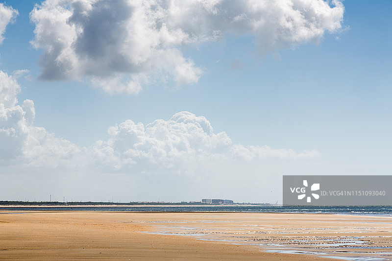 以韦尔瓦市为背景的弗莱查德尔隆皮多海滩图片素材