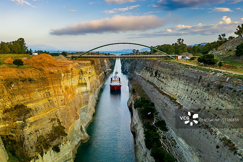 船只在希腊科林斯运河中航行图片素材