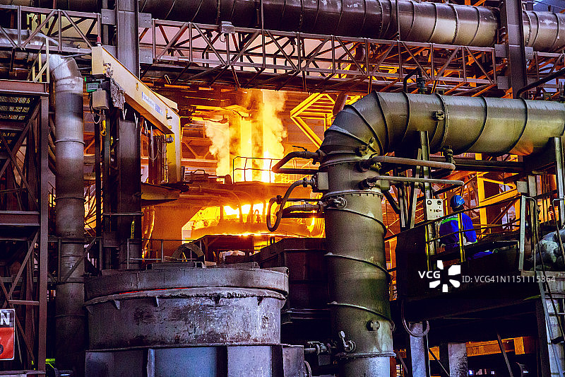 废金属倾倒进钢铁厂的电弧炉图片素材