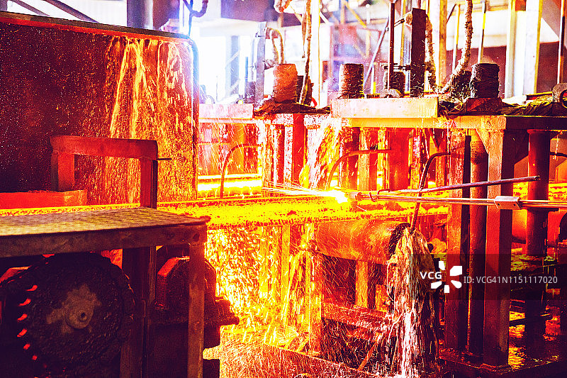 钢铁工人用气割机手工切割钢坯图片素材