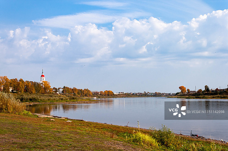 美丽的自然风光：俄罗斯沃洛格达州托特马的教堂和河流图片素材