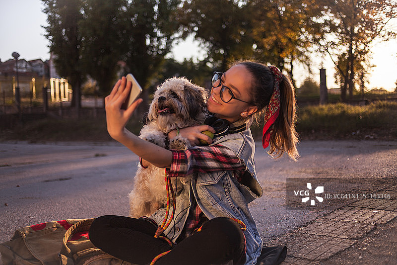 小女孩与可爱的小狗自拍图片素材