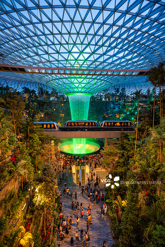 樟宜机场的珍宝（Jewel）是新加坡樟宜机场的一项综合开发项目，樟宜机场被誉为世界最佳机场，且本身就是一个旅游目的地。图片素材