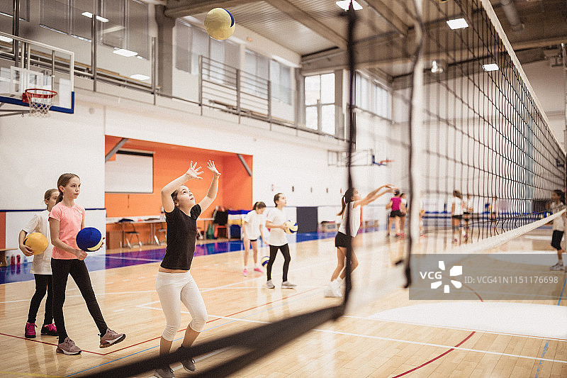 女子排球队在排球场上进行室内训练图片素材