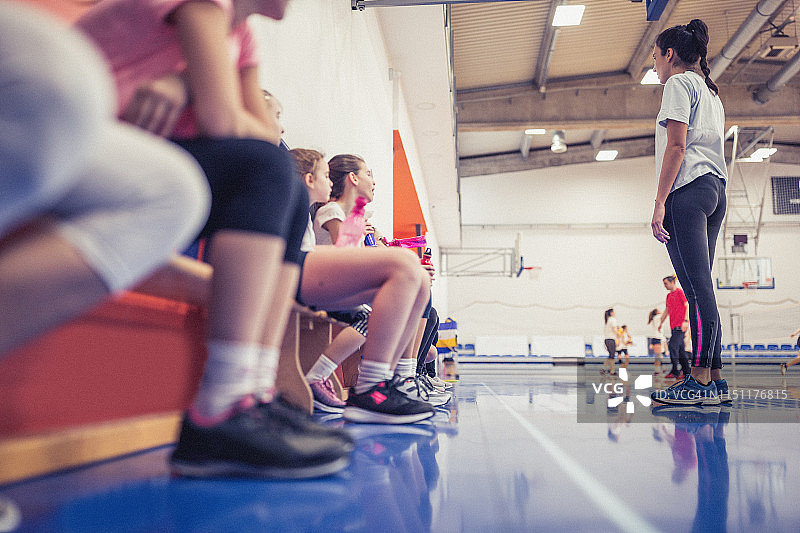 排球教练指导训练中的女孩们图片素材