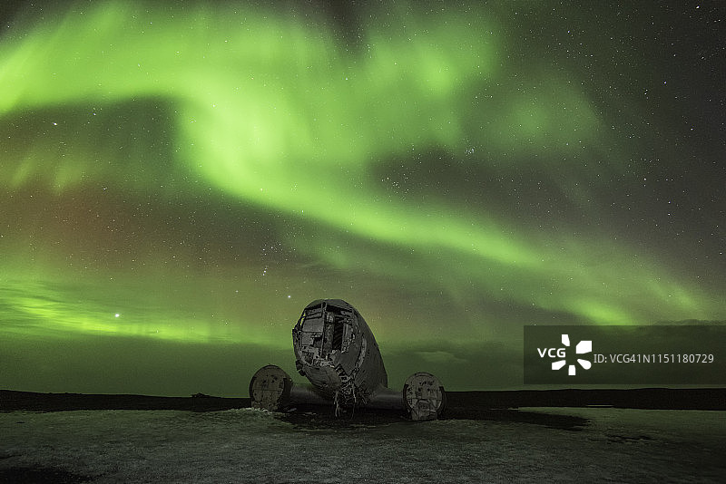 道格拉斯DC-3飞机残骸上的北极光图片素材
