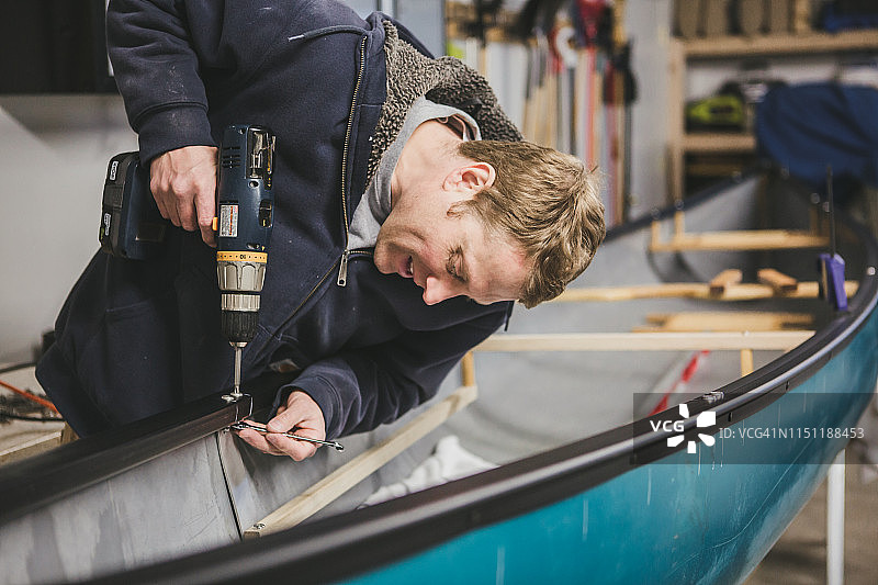 修理独木舟的男人图片素材