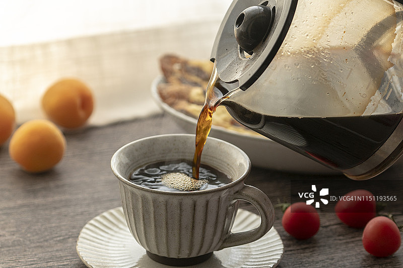 早餐时喝咖啡图片素材