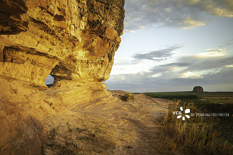 哈拉帕昂的石洞图片素材